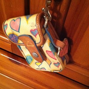 A d&b cell phone carrier