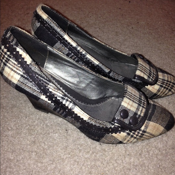 Beautiful plaid shoes!!