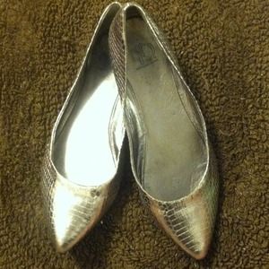 Silver Alligator Texture Pointed Toe Flats