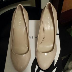 Nude pumps