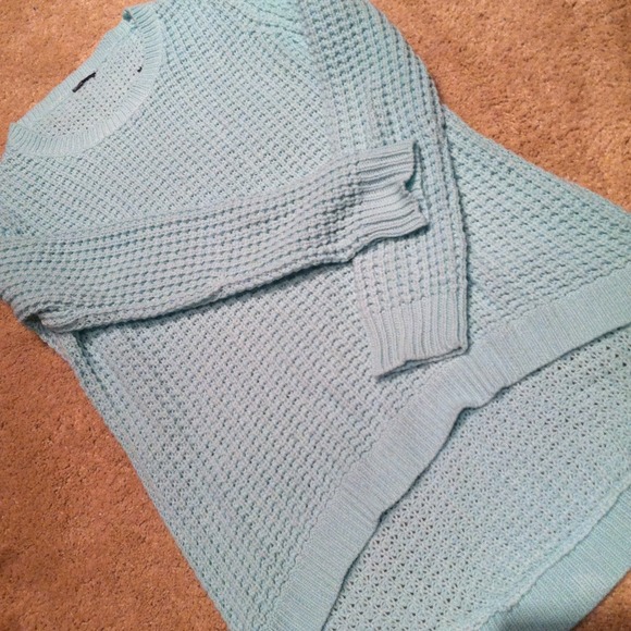 ❗Bundled❗Mint high low sweater.