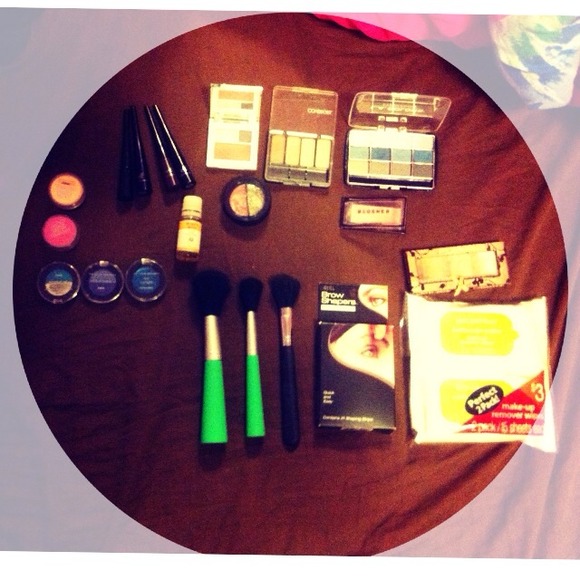 Makeup & brushes - Picture 1 of 1