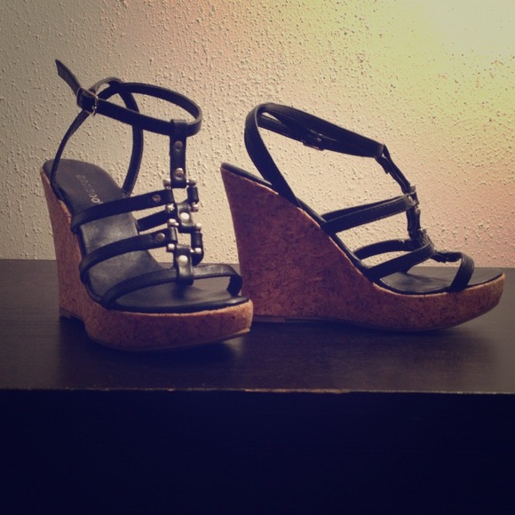 black wedges