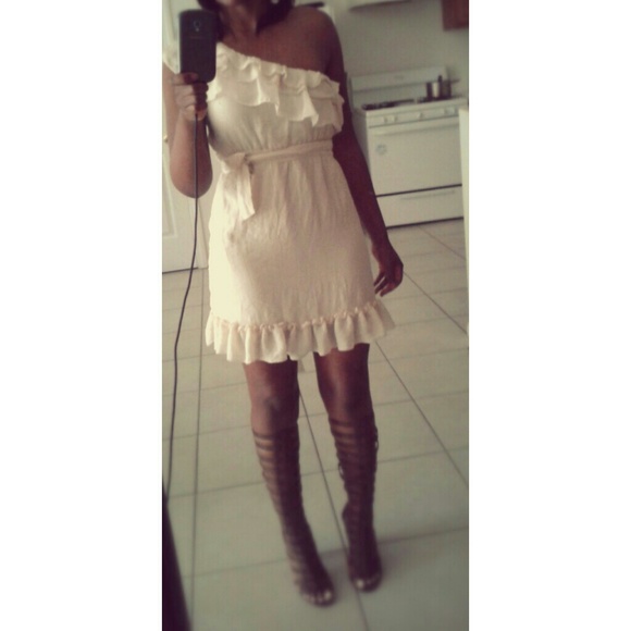 Host Pick!! Nude ruffle one shoulder dress: SOLD - Picture 4 of 4