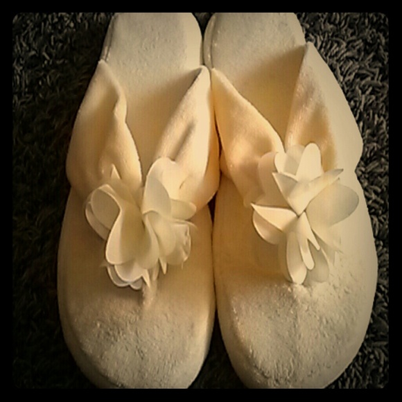 Yellow dearfoams slippers