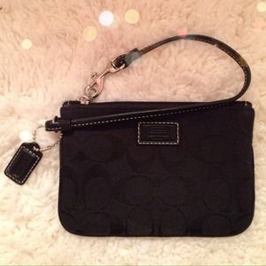 💕 COACH Signature Black Logo Wristlet