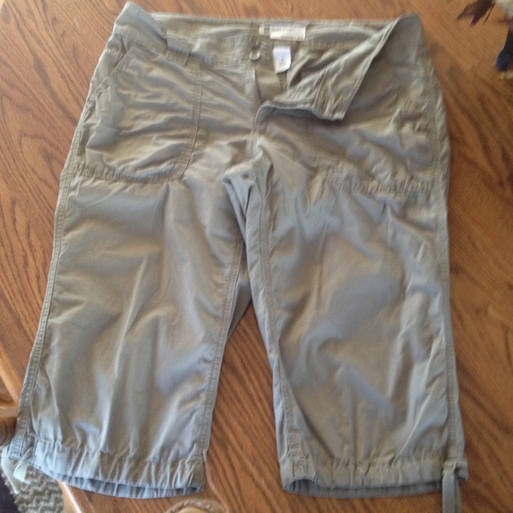 Army green Gap clam diggers