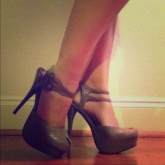 (SOLD) JustFab gray shoes
