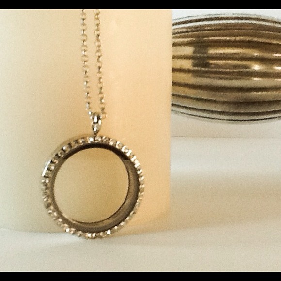 Large 30 mm Living Memory Locket with FREE chain.