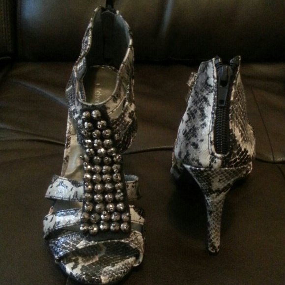 Heels - Picture 2 of 3