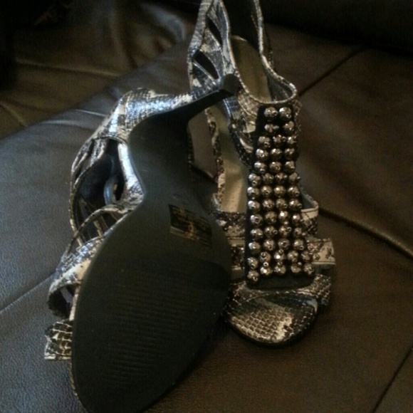 Heels - Picture 3 of 3