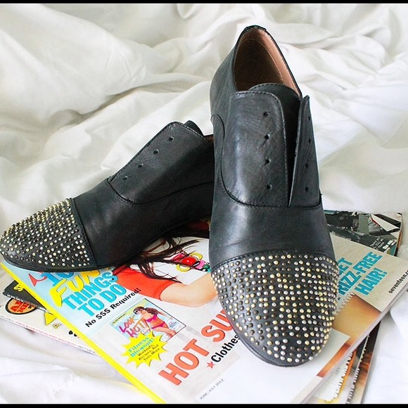 Black studded Steve Madden oxfords