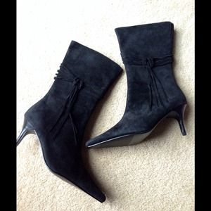 Black suede boots with tassel, new