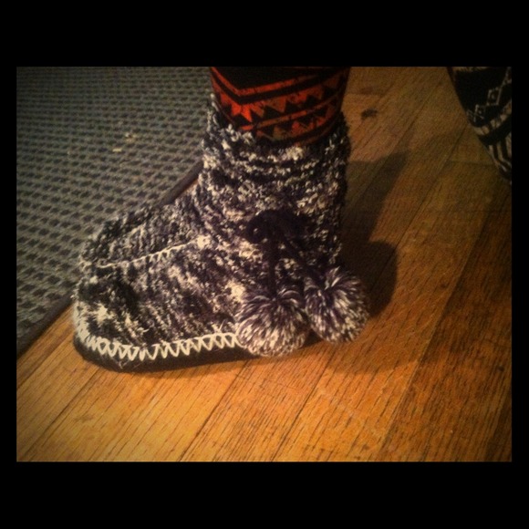 Cute and comfy, black and white slipper shoes😘