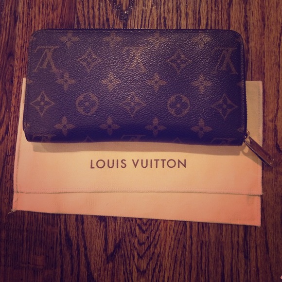 Louis Vuitton zip around wallet