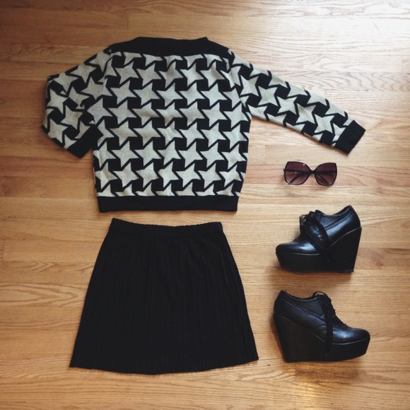 SOLD ❌ Vintage 3/4 Sleeve Slightly Cropped Sweater