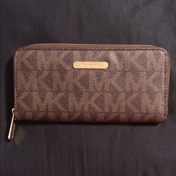 🚫SOLD LOCAL🚫Michael Kors continental wallet