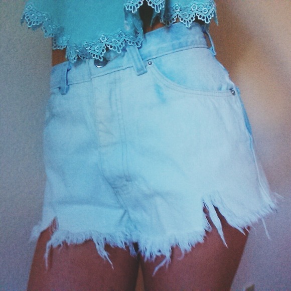 🔴SOLD🔴High Waisted Cut Off Shorts