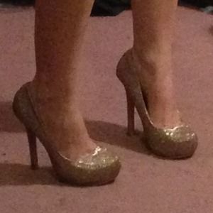 Sparkely gold pumps!