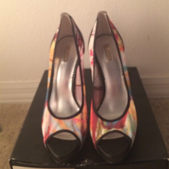 Authentic Report Signature heels. - Picture 3 of 4