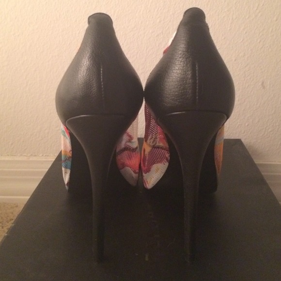 Authentic Report Signature heels. - Picture 4 of 4