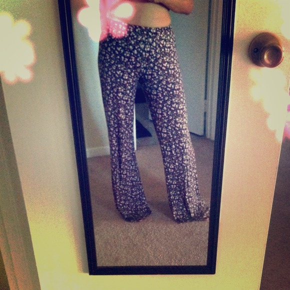 SOLD !! 🎉🎉Host Pick🎉🎉 7/9 🌺Floral Pants🌺