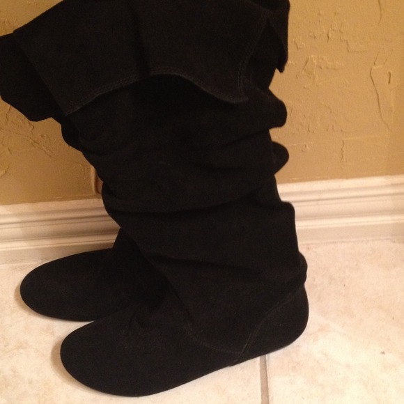 Black slouchy suede boots