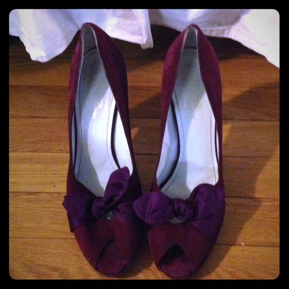 Tracy Reese suede pumps w bow