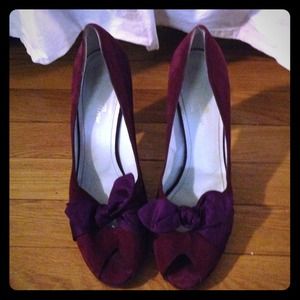 Tracy Reese suede pumps w bow