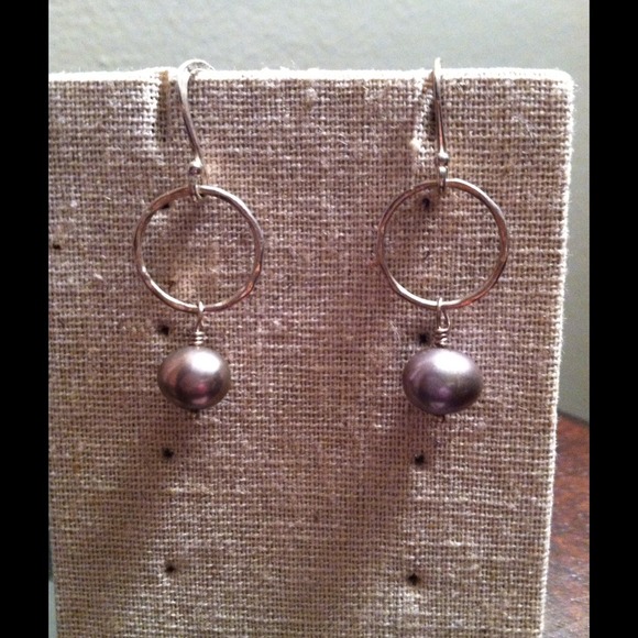 Stella & Dot Grace Pearl Earrings- Grey