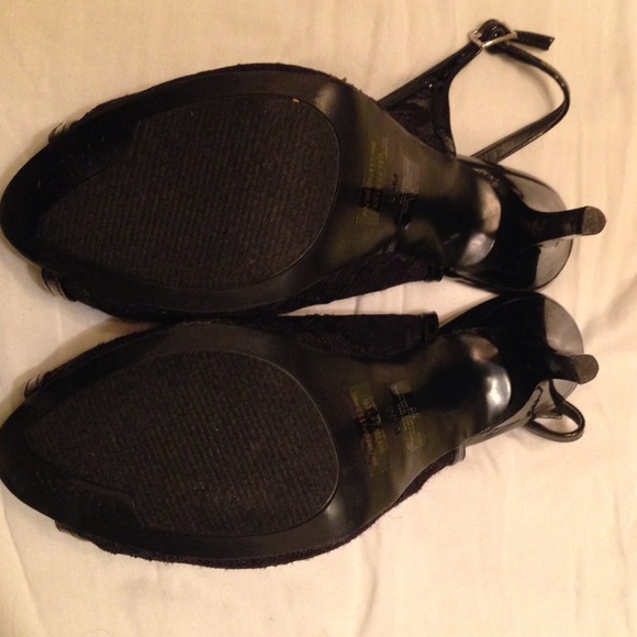 🚫SOLD IN BUNDLE🚫GUESS Lace Platform Heels - Picture 3 of 3