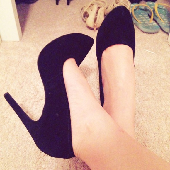 **SOLD** SUPER SEXY 5" Black Kelsi Dagger Pumps