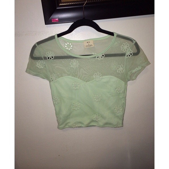 ❌SOLD❌ Urban Outfitters Cropped Shirt - Picture 1 of 2