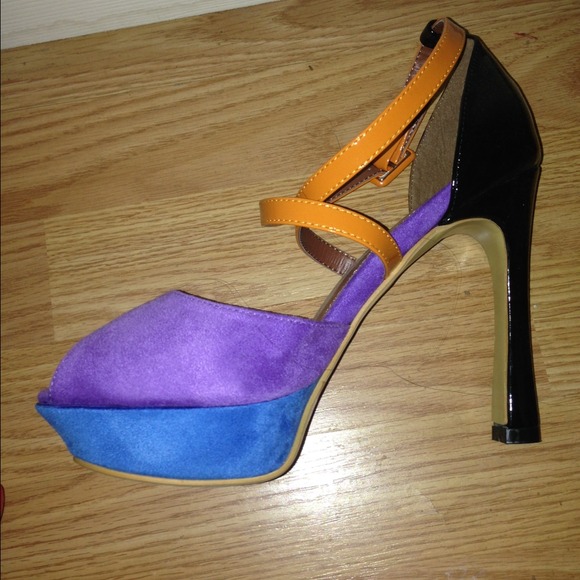 Funky sandals - Picture 2 of 2