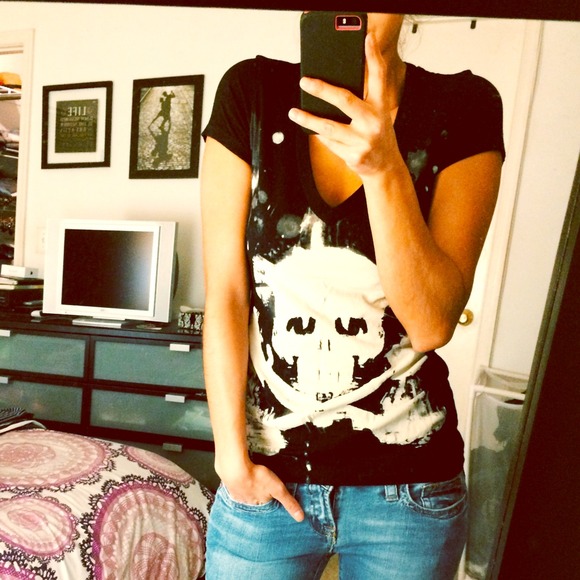V-neck skull Tee