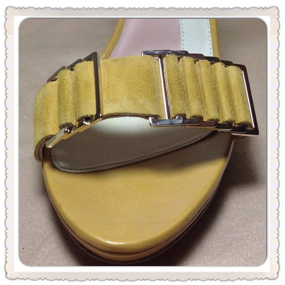 ๐นSALE๐นHerve Leger Suede MustardPump - Picture 2 of 4