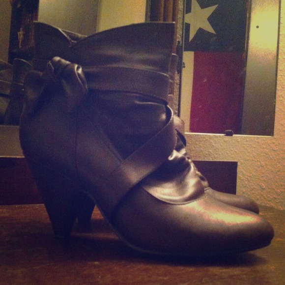 Brown Bow Booties size 7.5