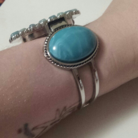 Beautiful Cuff Watch - Picture 3 of 3