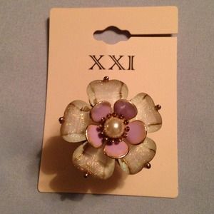 Brand new Forever 21 Flower ring. Size 6.