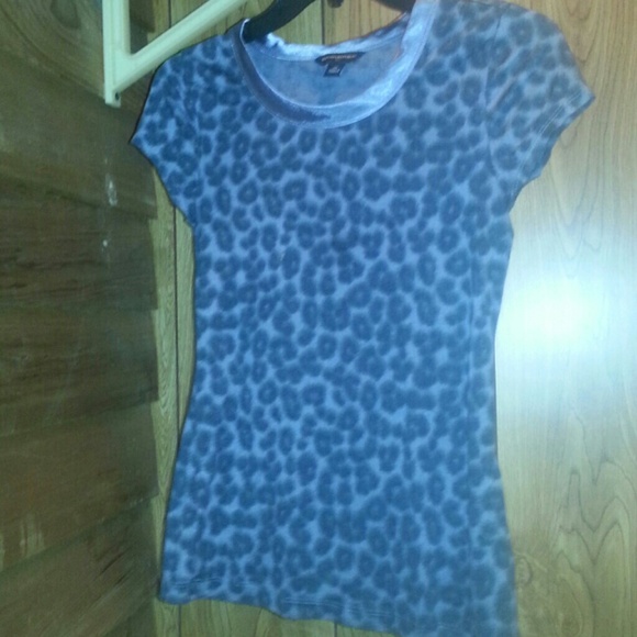 Grey Banana Republic leopard print tee