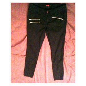 Black skinny pant with zipper pockets
