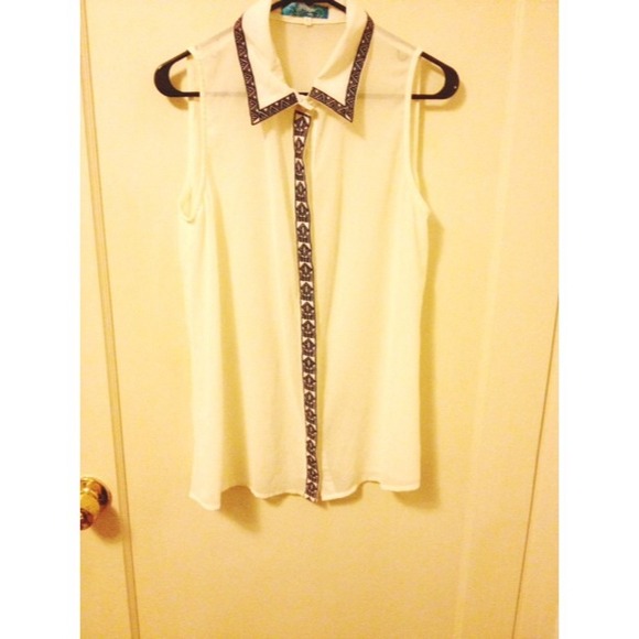 💥White, collard, sleeveless top!💥