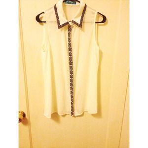 💥White, collard, sleeveless top!💥