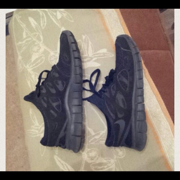 All black nike free