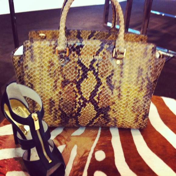 Michael-Kors-Large-Selma-Top-Zip-Satchel