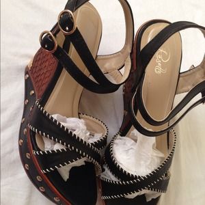 Womens fashion wedge sandals. Sz 9..... NWT