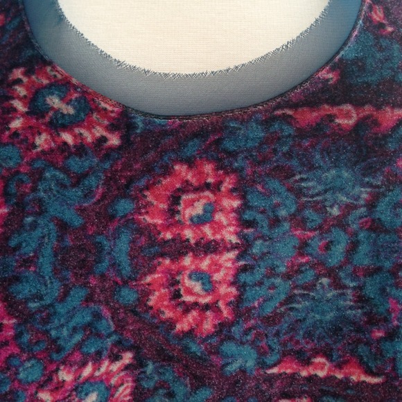 ❎SOLD❎✨🎉HP🎉Vibrant velvet top - Picture 2 of 4