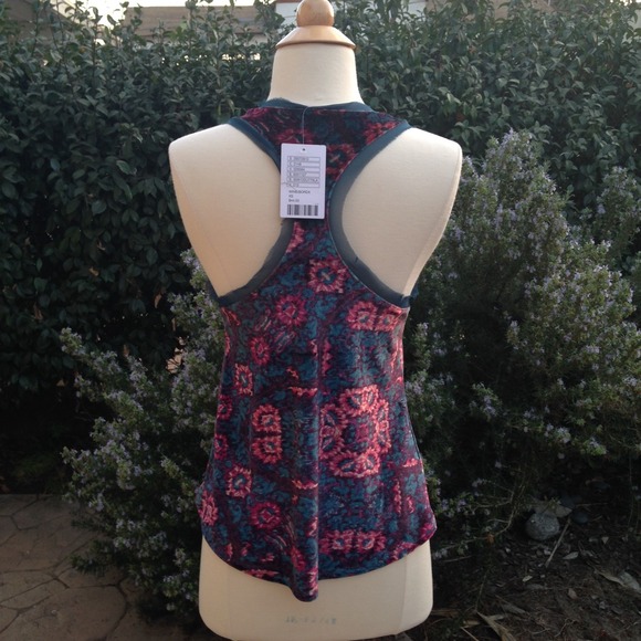 ❎SOLD❎✨🎉HP🎉Vibrant velvet top - Picture 3 of 4