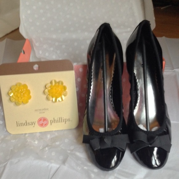 Lindsay Philips black pumps with changeable buckle