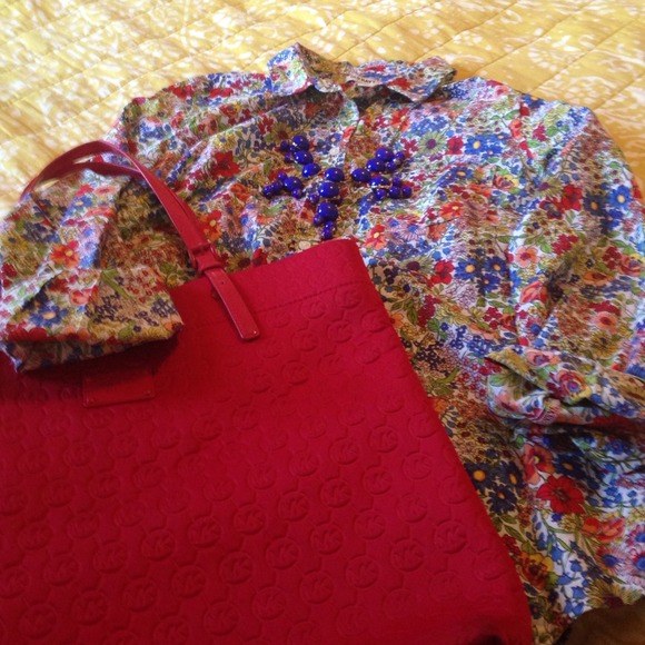 💢SOLD💢Bright floral button up! 🌻